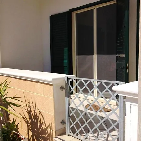 With 2 Bedrooms In With Furnished Balcony 300 M From The Beach Gallipoli